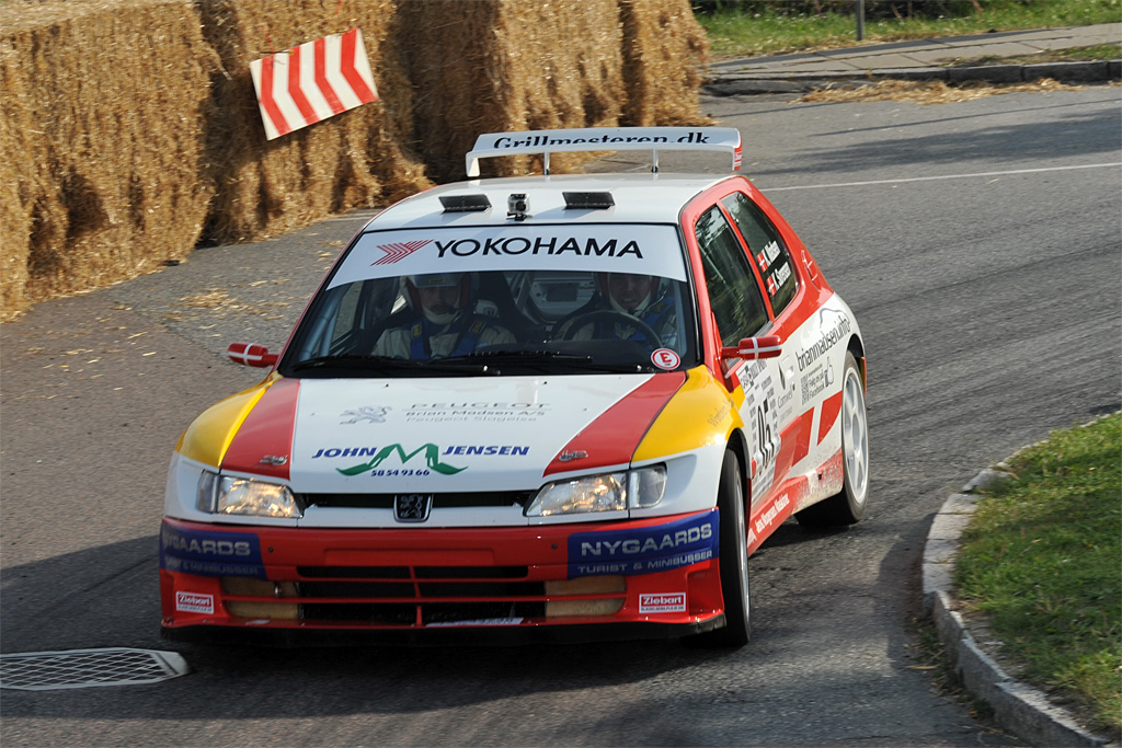 Kim Madsen sidder bag rattet af en Peugeot 306 Maxi – en model, som tidligere har vundet i Tvilum Rally Show